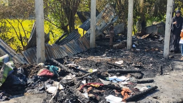 বাঁশখালীতে অগ্নিকাণ্ডে অসহায় মুক্তিযোদ্ধার বসতঘর ভস্মীভূত, খোলা আকাশের নিচে ঠাঁই