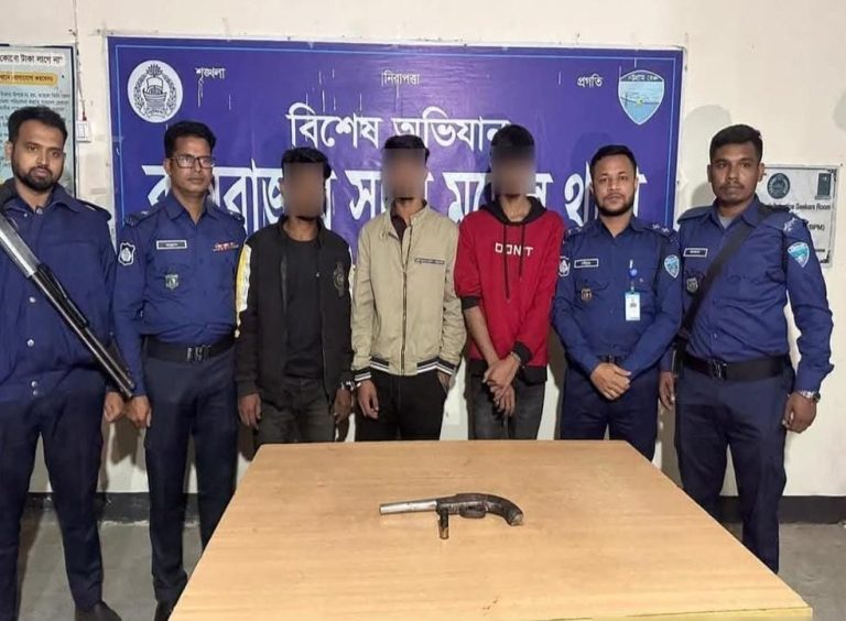 কক্সবাজার সদর থানা পুলিশের অভিযানে অস্ত্রসহ তিন ছিনতাইকারী আটক