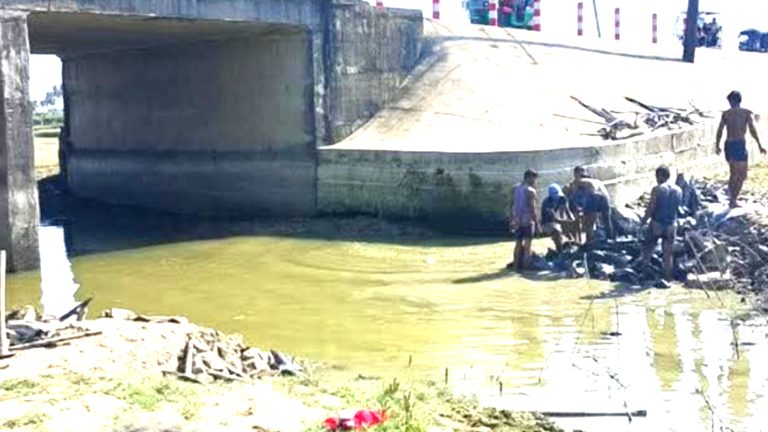 কক্সবাজারের টেকনাফে খালের অবৈধ বাধ অপসারণ করলেন প্রশাসন