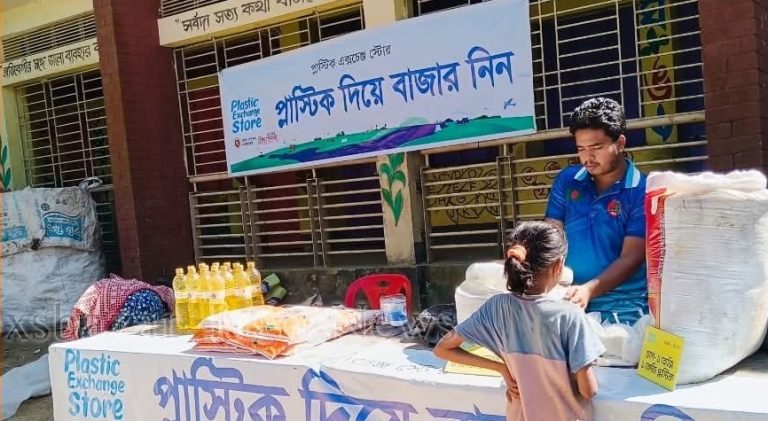 কক্সবাজারে প্লাস্টিক দিলে খাদ্য সামগ্রী দিচ্ছে বিদ্যানন্দ