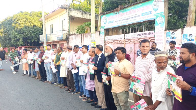 রাউজানে বিএনপির ৩১ দফা প্রচারে লিফলেট বিতরণ ও পথসভা