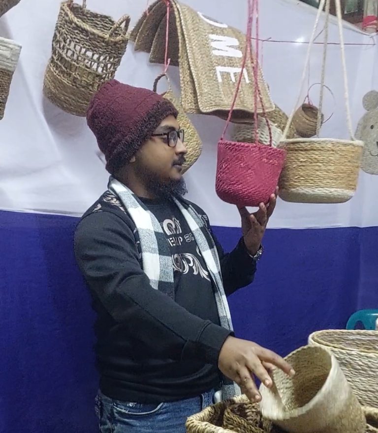 ভোলায় হোগলা পাতার রশি বানিয়ে স্বাবলম্বী বিদেশে রপ্তানি হয়ে বছরে আসে কোটি টাকার রেমিট্যান্স