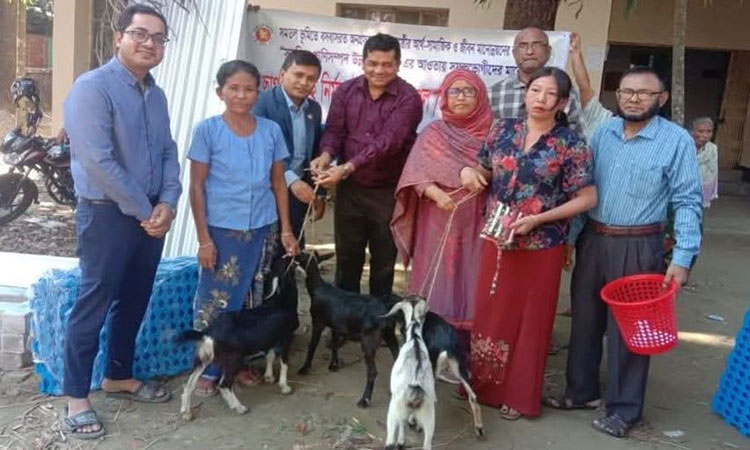 চকরিয়ায় ক্ষুদ্রনৃগোষ্ঠীর ৪৫টি পরিবারের মাঝে ছাগল বিতরণ