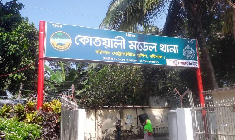 বরিশালে ছাত্রদল নেতার নেতৃত্বে পুলিশের ওপর হামলা, আটক ৪