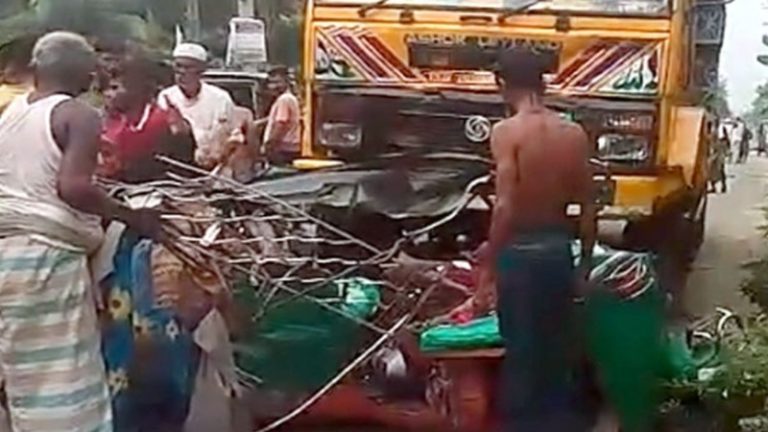 নোয়াখালীর কবিরহাটে ট্রাক-সিএনজির মুখোমুখি সংঘর্ষে ৬ জন নিহত