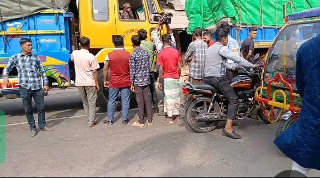 ভোলায় রুট ব্যবহার করে বহিরাগত যানবাহন চলাচল বন্ধ করেছে আন্দোলনকারীরা