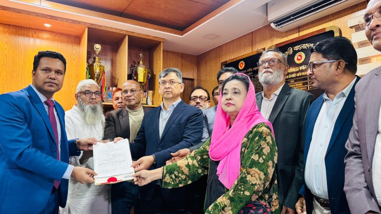 কক্সবাজারের চকরিয়ায় মনোনয়ন পত্র জমা দিলেন সালাউদ্দিন আহমদ