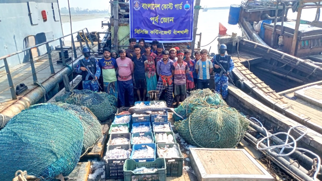 বাঁশখালীতে কোস্ট গার্ডের অভিযানে অবৈধ ট্রলিং বোটসহ ১৬ জেলে আটক