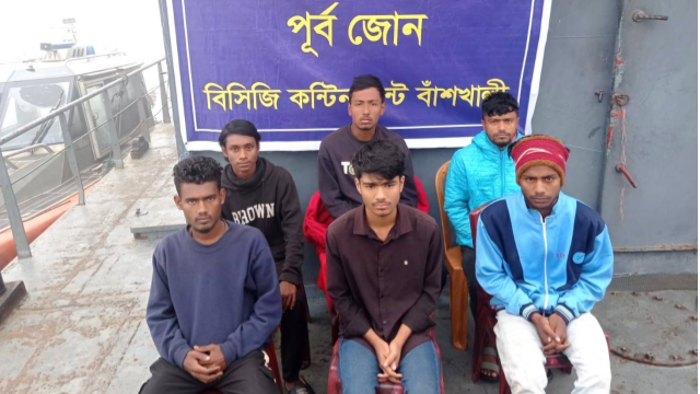 বাঁশখালী সমুদ্র উপকূলে বিপদগ্রস্থ যাত্রীবাহী বোটসহ ৬জনকে উদ্ধার করল কোস্ট গার্ড