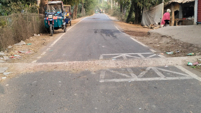 বাহারছড়া সৈকত সড়কে অপরিকল্পিত স্পিডব্রেকার, বাড়ছে দুর্ঘটনা ও পর্যটক ঝুঁকি