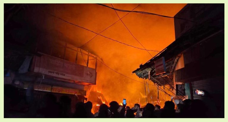 বরিশালে মধ্য রাতে ৮টি ব্যবসা প্রতিষ্ঠান আগুনে ছাই