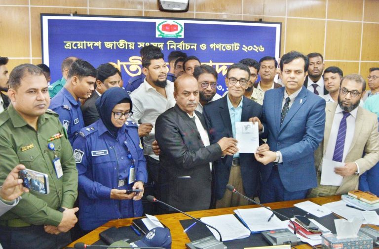 বরিশালের উৎসবমুখর পরিবেশে প্রার্থীদের মাঝে প্রতীক বরাদ্দ