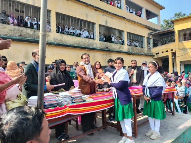 ভোলায় ৬ লাখের বেশি শিক্ষার্থীর হাতে নতুন বই