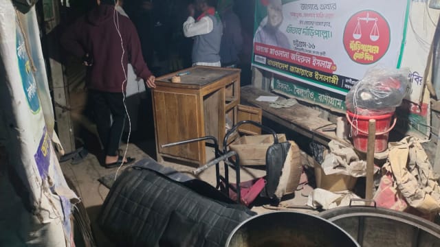 বাঁশখালীতে মহিলা জামায়াতের ক্যাম্পেইনে হামলা ও জমায়াত কর্মীর দোকানে লুটপাটের অভিযোগ