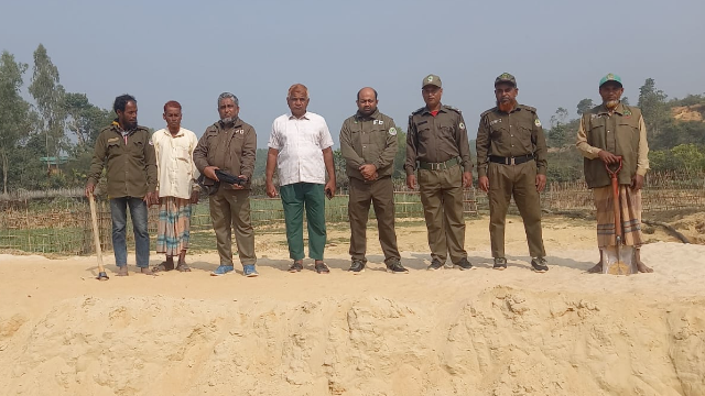 বাঁশখালীতে আদালতের নির্দেশে জব্দকৃত বালি প্রাকৃতিক ছড়ায় মিশিয়ে দিল বন বিভাগ