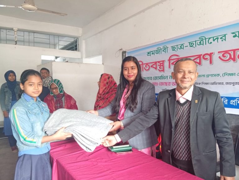 জয়পুরহাট শিশু কল্যাণ প্রাথমিক বিদ্যালয়ে শ্রমজীবী ছাত্র-ছাত্রীদের মাঝে শীতবস্ত্র বিতরণ