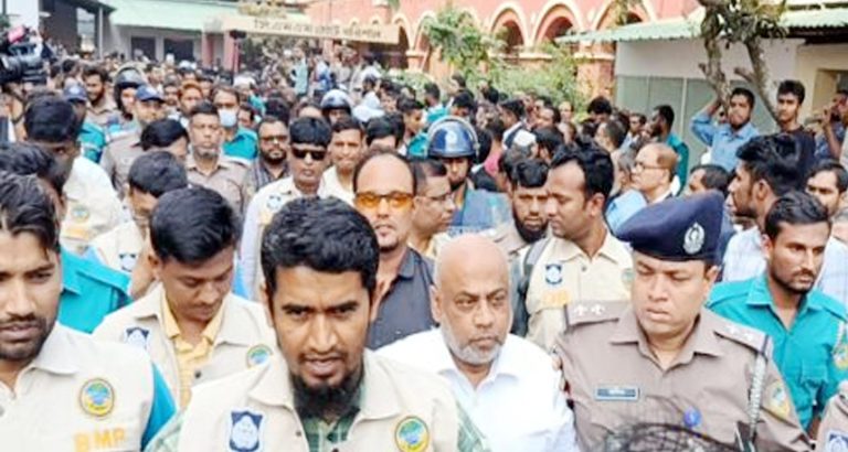 বরিশাল আইনজীবী সমিতির সভাপতি গ্রেফতার: উত্তাল আদালত চত্বর, আইনজীবীদের বিক্ষোভ