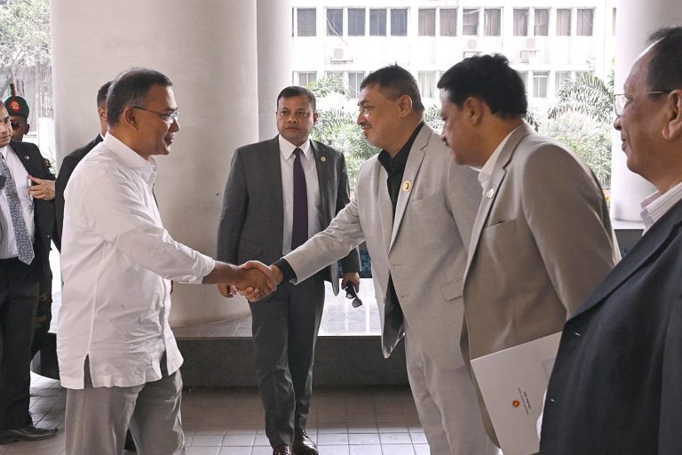 প্রধানমন্ত্রী হিসেবে দায়িত্ব পালন শুরু করেছেন তারেক রহমান