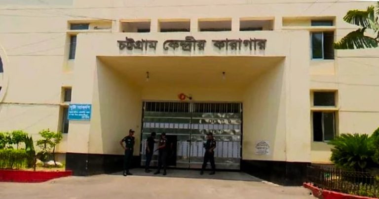 পোস্টাল ব্যালটে ভোট দিলেন চট্টগ্রাম কেন্দ্রীয় কারাগারের ৩৪৬ বন্দী