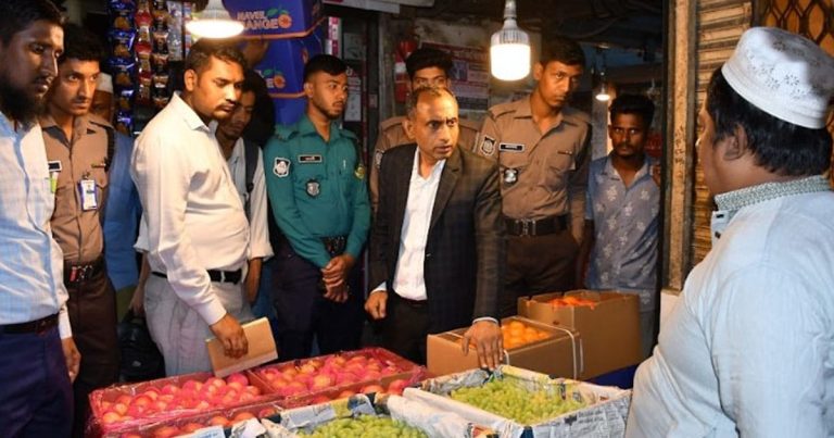 চট্টগ্রামে বাজার তদারকি : বেশি দামে ফল ও গ্যাস বিক্রির দায়ে জরিমানা গুনল ৫ প্রতিষ্ঠান