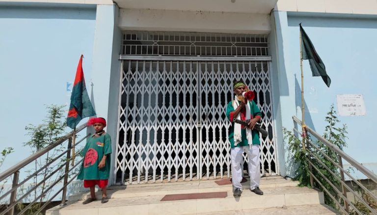 ১৬’মাস পর আওয়ামী লীগের দুর্গ খ্যাত কোটালীপাড়া দলীয় কার্যলয়ে জাতীয় পতাকা উত্তোলন