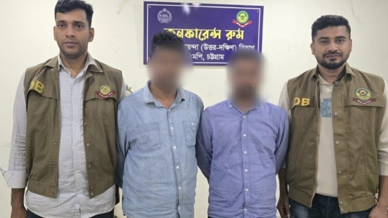 ডিবি পরিচয়ে দুবাই ফেরত প্রবাসীর স্বর্ণালংকার ছিনতাই, চট্টগ্রামে গ্রেপ্তার ২
