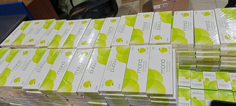 দুবাইফেরত যাত্রীর কাছ থেকে ১০ লাখ টাকার সিগারেট ও স্মার্টফোন জব্দ