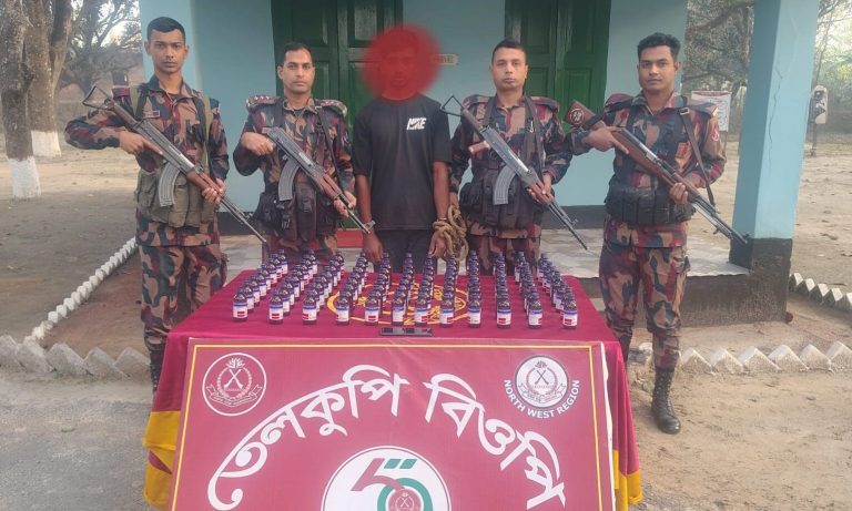 চাঁপাইনবাবগঞ্জ সীমান্তে ৫৯ বিজিবির অভিযানে ১০০ বোতল এসকাফ ডিএক্সসহ আটক ১
