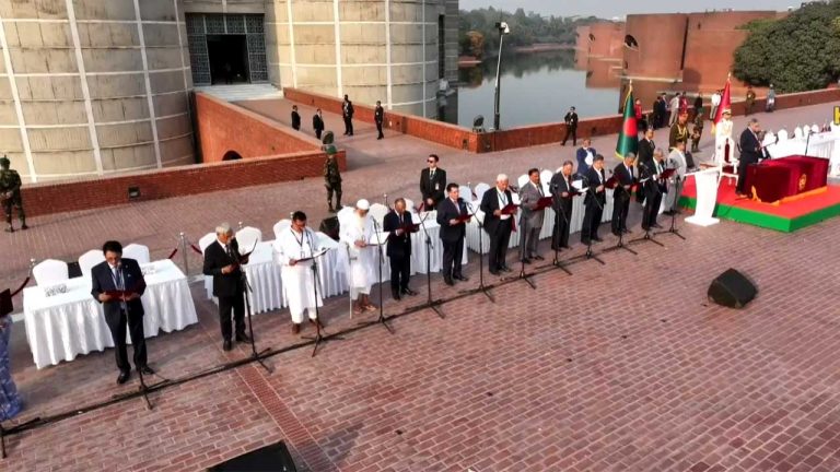 নতুন সরকারের মন্ত্রিসভার শপথ নিলেন ২৫ জন মন্ত্রী