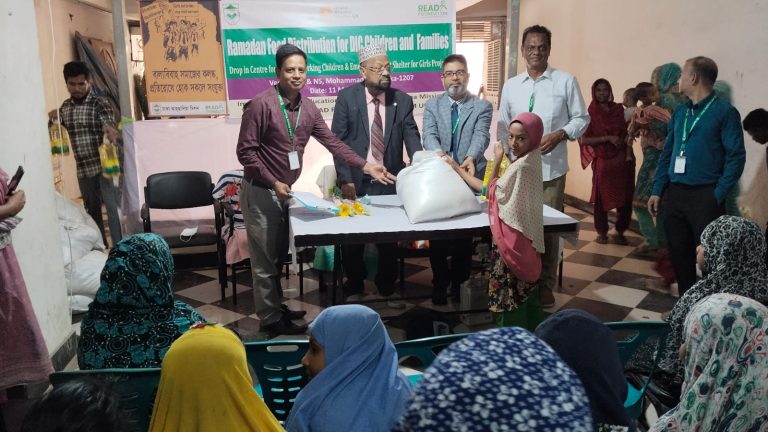 রাজধানীর মোহাম্মদপুরে পথশিশুদের মাঝে রমাদান ফুড বিতরণ