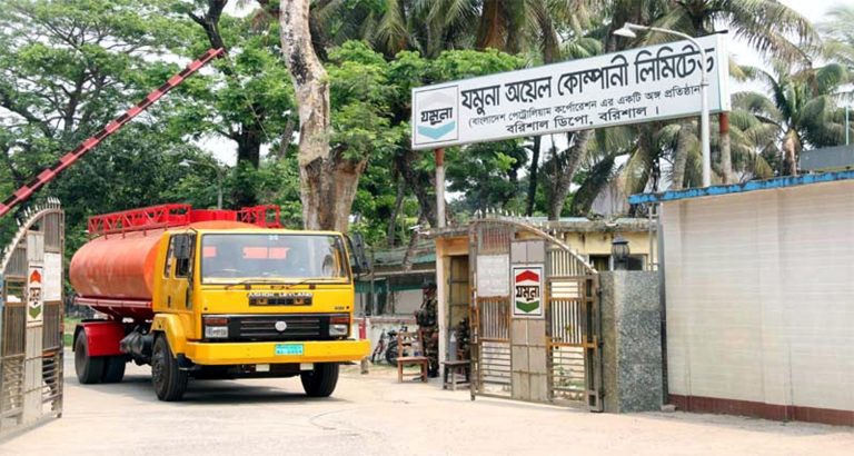 বরিশালে তেল নিতে লাগবে হেলমেট ও বৈধ কাগজপত্র : তদারকিতে ট্যাগ অফিসার