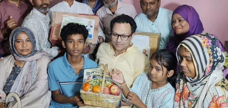 শোকের ঘরে প্রধানমন্ত্রীর মানবিক আলো : শহীদ ফারুকের বাসভবনে উপহার নিয়ে সাঈদ আল নোমান