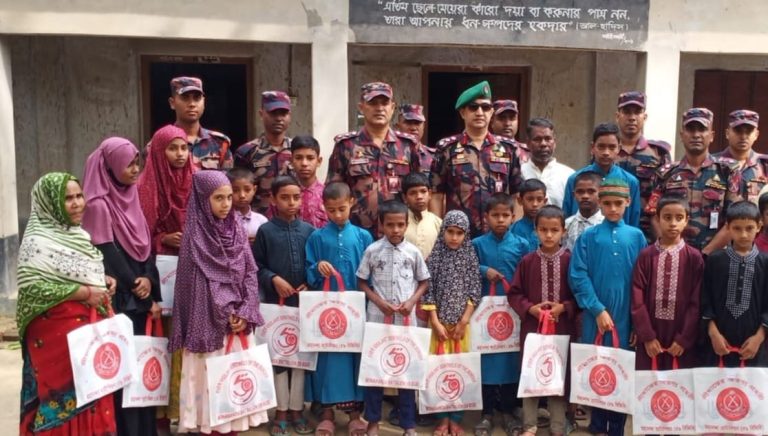 এতিমদের মাঝে ৫৯ বিজিবির পক্ষে ঈদ উপহার বিতরণ