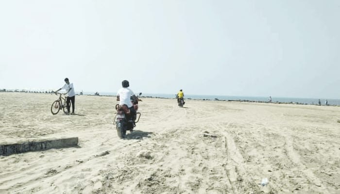 পারকি সৈকতে বেপরোয়া বিচ বাইক : প্রশাসনের হস্তক্ষেপ চান পর্যটকরা