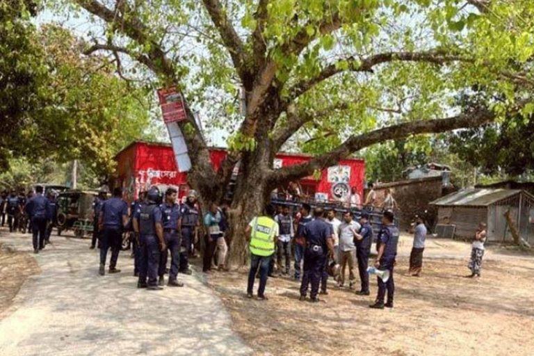 চাঁপাইনবাবগঞ্জে সালিশ বৈঠক ঘিরে সংঘর্ষ, অর্ধশত ককটেল বিস্ফোরণ