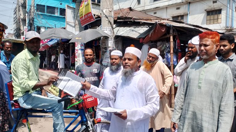 গনভোটের রায় বাস্তবায়নের দাবিতে জয়পুরহাটে জামায়াত নেতৃত্বাধীন ১১ দলীয় জোটের লিফলেট বিতরণ