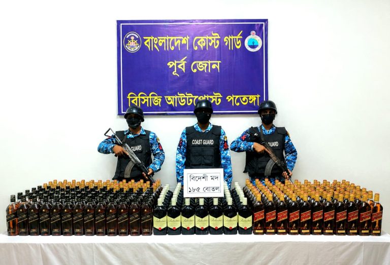 চট্টগ্রামে কোস্ট গার্ডের অভিযানে ৭০ লাখ টাকার বিদেশি মদ জব্দ