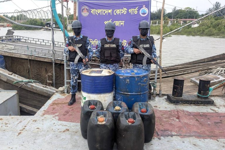 পতেঙ্গায় কোস্ট গার্ডের অভিযান: ৬০০ লিটার ডিজেলসহ সাম্পান জব্দ