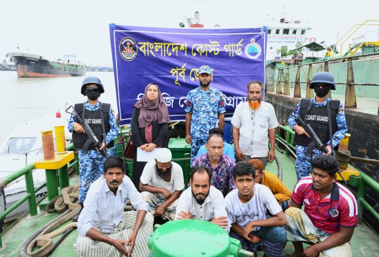 কর্ণফুলী নদীতে বন্দরের জাহাজ থেকে তেল পাচারের অভিযোগে আটক ৯